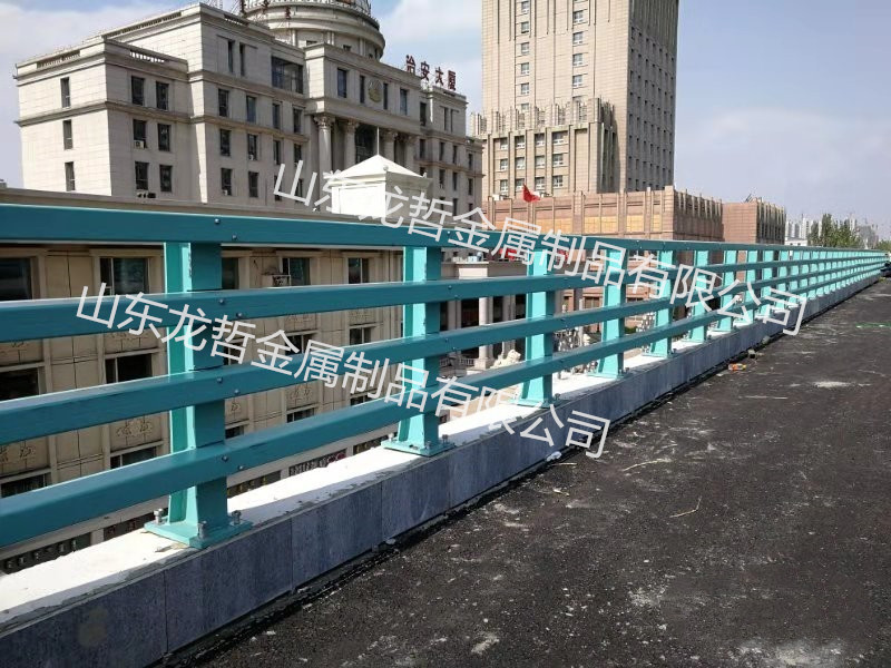 呼和浩特市金海路(海拉尔）防撞护栏
