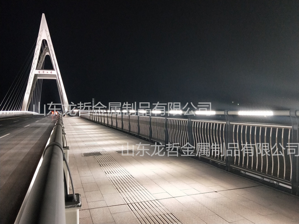 邵阳雪峰桥桥梁灯光防撞护栏 