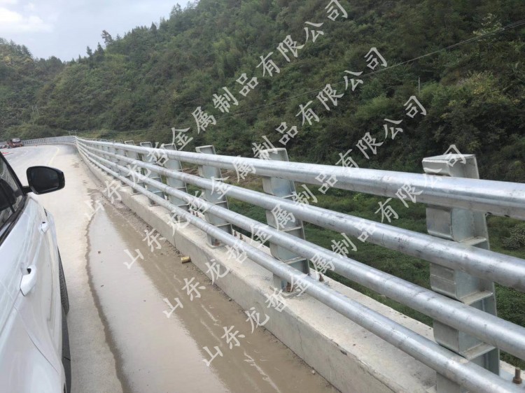 张家界武陵山大道防撞护栏工程案例
