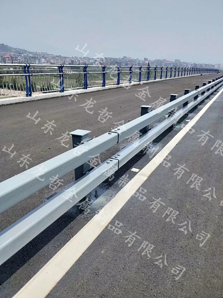 滁州防撞栏杆+不锈钢复合管护栏工程案例
